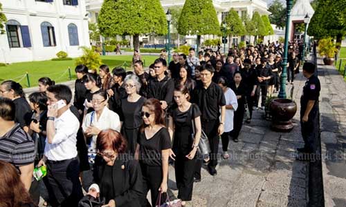 Thái Lan: Xếp hàng cả cây số đón linh cữu Vua Bhumibol 